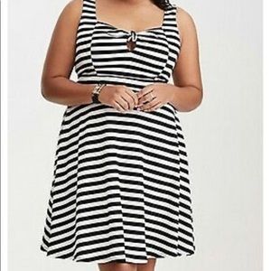🥰 2/$20 Torrid size 2 white and black dress